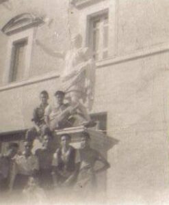 Lucera - Piazza Duomo 1945 - Mio padre Ieluzzi Amedeo e alcuni amici - Foto di Domenicantonio Ieluzzi