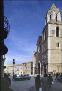 Lucera - Piazza Duomo 1991 - Foto di Ferdinando Scianna