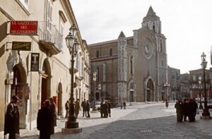 Lucera - Piazza Duomo 1991 - Foto di Ferdinando Scianna