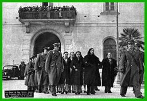 Lucera - Piazza Tribunali 1950 - Alcune donne arrestate vengono tradotte al carcere di Lucera dopo i fatti di San Severo (Dal giornale Epoca).