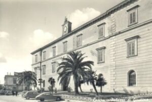 Lucera - Piazza Tribunali - Palazzo di Giustizia anni 60