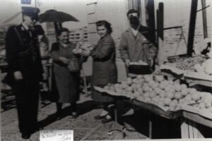 Lucera - Piazza della Repubblica - Ricordo dei miei Genitori con il vigile Tolve - Foto di Vincenzo Cappetta