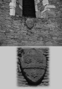Lucera - Stemma sulle mura esterne della chiesa di San Francesco