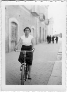 Lucera - Via Federico II - Bici di papà Saverio, esclusivamente Bianchi. Mia sorella Marialuisa alla guida - Foto di Sandro Apollo