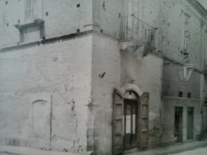 Lucera - Via Zuppetta angolo Via Mazzaccara. Il negozio di Paternostro Nicola - Foto di Vincenzo Olivieri