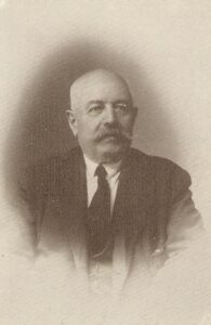 Lucera - Villa comunale - La piantumazione della Villa, iniziata nel 1900, fu intensificata nel 1903 grazie a Lorenzo Di Giovine, Assessore ai giardini pubblici