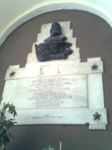 Lucera - Palazzo Mozzagrugno - Lapide dedicata a Giuseppe Garibaldi ubicata nell'atrio