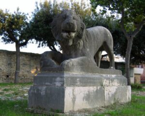 Lucera - Palazzo Mozzagrugno - Leone in pietra di età imperiale, proveniente dal sepolcro del legionario Aurelio