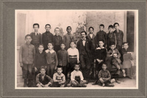 Lucera - Scuola Comunale S. Caterina 1925 - D'imperio Agostimo è il primo in basso a destra seduto a terra