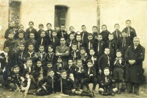 Lucera - Scuola Comunale S. Caterina 1927-28 - Granieri Luigi (cerchiato) - Umberto Mentana (il 3° a six della 4^ fila dall'alto) - Foto di Giorgio Granieri