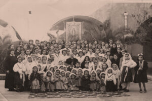 Lucera - Scuola elementare ed Asilo Sant'Anna 1948 - Visita all'Istituto S. Anna del Vescovo Vendola. Si vede solo il viso di Nicola Mainieri vicino al Vescovo
