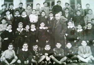 Lucera - Edificio scolastico Tommasone 1948 - 5^ elementare - Seduto a terra al centro Alfarano Antonio - Foto di Espedito Alfarano