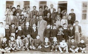 Lucera - Edificio scolastico Tommasone1949 - Maestro Santacroce - Antonio Iliceto il 4° da sx 2^ fila dal basso