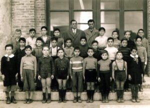 Lucera - Edificio scolastico Tommasone 1953-1954 - Maestro Coppolella, Margiotta, Luca Russo, Forte Giuseppe (il1° della 2^ fila), Vittorio Mininni (2° da sx) in 2^ fila), Michele Niro (4° da sx 2^ fila)