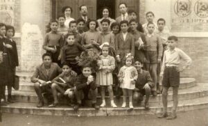 Lucera - Scuola media A. Manzoni 1953 - Alunni della 2^ F con il Preside Morelli - Antonio Iliceto dietro il mazzo di fiori