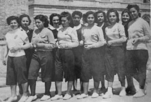 Lucera - Convitto Nazionale Ruggero Bonghi 1953 - III B Liceale - Con E, Consoletti, R, De Peppo, M. R. Di Giovine, F., M. A. Battista, Valente, N. D'Atri, Maganuco, E. Stampanone, L. Morelli, E.Ciampi, D. Coccia