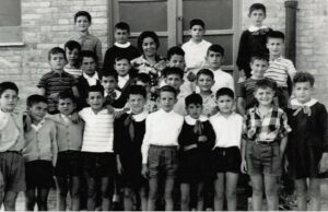 Lucera - Edificio scolastico "Lombardo Radice" - 1^ fila da sx: Cicchetti, Patella, Pellegrino, Selvaggio, Leone, Morelli, Del Grosso G., Santacroce, Di Muro G., De Luca - 2^ fila da sx: Maiellaro, Ieluzzi, De Gennaro V., Di Gioia M., De Iulis - 3^ fila da sx: Sanmartino, Agostinelli, De Peppo V., Maestra Iammarino Gertrude, Di Matto A., Tolve M., Inglese - 4^fila da sx: Capobianco, Orsitto, Massenzio P., Dino, Ardito - Classe 4^1960/61