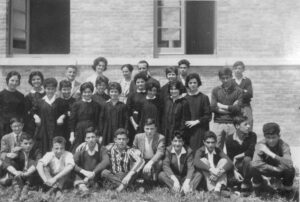Lucera - Scuola media A. Manzoni 1961 - La foto di gruppo è stata scattata nel cortile dell' ex GIL , terza media