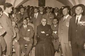 Associazione Bersaglieri di Lucera anni 60 - Visita di S. E. il Vescovo Cunial -GiuseppeFerosi, Maresciall oApollo, Bellucci, Ritucci, Vescovo Cunial, Osvaldo Bellucci e Presidente Bellucci