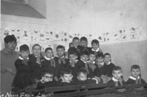 Lucera - Scuola Comunale S. Caterina 1968 - 2^ elementare - il 1° a sx è Minio Vincenzo e quello a fianco Saturnino Nicola (pezzotte) - Foto di Michele De Troia
