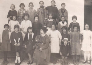 Lucera - Convitto Nazionale Ruggero Bonghi anni 20 - La Maestra Casilde Palumbo con le sue alunne - Foto di Lino Montanaro