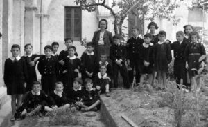 Lucera - Convitto Nazionale anni 50 - La maestra Elder Palumbo con la classe nel cortile detto dell'Economo