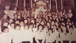 Lucera - Corale "Santa Cecilia" don Eduardo Di Giovine con don Eduardo di Giovine 1977-78 - Foto di Lulu Havana Coche