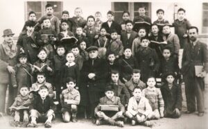 Lucera - Edificio scolastico Tommasone 1946-47 - III elementare- Maestro Michele Pellegrino- Bidelli Filippo Ienco(s) Favilla (d)