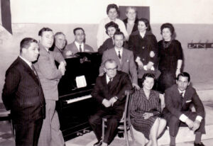 Lucera - Edificio scolastico Tommasone1961 - Radio Squadra visita le Scuoile Elementari di Lucera - Maestro S. Preziuso al pianoforte