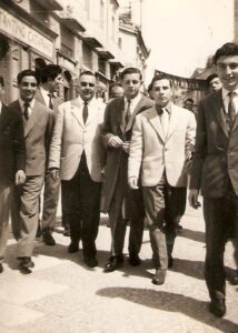 Lucera - Istituto Tecnico Commerciale e per Geometri 1958 - Piazza Gramsci - Antonio Iliceto (il 2° da dx) con alcuni amici del IV Rag. e con il prof. di Diritto