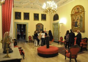 Lucera - Museo Diocesano - Il salone di rappresentanza con il cinquecentesco dipinto della Madonna delle Grazie tra i Santi Giovanni Battista e Francesco d’Assisi