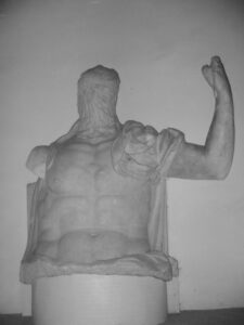Lucera - Museo civico Fiorelli - Busto acefalo colossale di statua in marmo presumibilmente attribuibile all'Imperatore Commodo