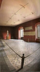 Lucera - Museo civico Fiorelli - La sala dei mosaici con l'artistica balaustra in ottone