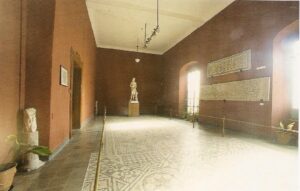 Lucera - Museo civico Fiorelli - La sala dei mosaici con l'artistica balaustra in ottone