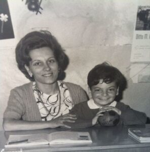 Lucera - Scuole elementari ed Asilo San Leonardo - Insegnante Rita Aulizio e l'alunno Carlo Aulizio - Foto di Francesca Mirella Aulizio