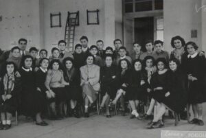 Lucera - Scuola media A. Manzoni - Al centro, le prof.sse De Gennaro e Di Giovine con Bidello Carlo Onorato - Foto di Raffaele De Vivo