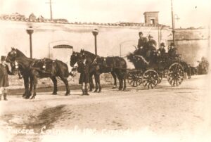 Lucera - Carnevale 1904 - La carrozza del Sindaco Francesco Paolo Curato a sinistra, sosta nell'attuale via Napoli - Foto di Francesco Paolo Vitagliani