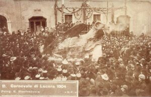 Lucera - Carnevale 1904 - Piazza Duomo - Foto di Mauro Laskavj