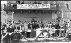 Lucera - Manifestazione 1950 - On Gui, Vigile Ciabburri. Sul palco da sx Avallini, Vesc. Vendola, Mons. Ciampi. A dx Remo Olivieri,il comm. P.S. Stabile - Foto di Antonio Iliceto