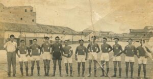 Lucera - Squadra vincitrice della Coppa S. Maria 1951. Il quarto da sinistra è Raffaele Cappiello - Foto di Sergio Cappiello