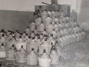 Lucera - Cantina cooperativa - Prime damigiane del vino "cacc'e' mmitte" 1957