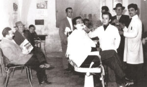 Lucera - Maiorano Antonio - Salone da barba 1959 - Riconoscibili D'Imperio Gaetano (con il giornale) e Iannuzzi (l'apprendista barbiere)