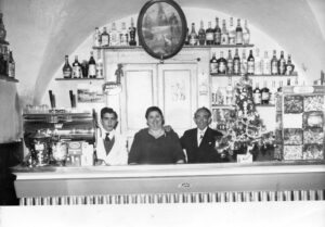 Lucera - Carotenuto Giuseppina - Bar Pasticceria gelateria Svevo 1960 - Da sx Gerardo Barbaro e Giuseppina Carotenuto