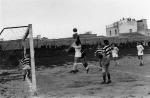 Lucera - Partita Lucera-Trinitapoli 5-0 1960 - In un'azione sotto la porta avversaria il portiere in uscita anticipa il mio colpo di testa - Foto di Alessandro Mastrodomenico