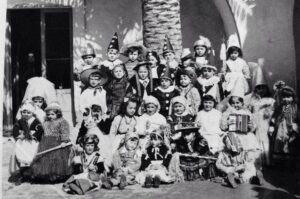 Lucera - Carnevale 1966-1967 nel cortile di S. Anna - Io sono lo sceriffo di fianco e sulla destra del pierrot al centro della foto - Foto di Vincenzo Maffulli