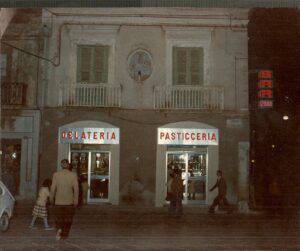 Lucera - Bar 2000 in Piazza Gramsci 1980 - Foto di Antonio Bellucci