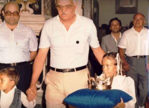 Lucera - Festa patronale 1983 - Veronica Cetola, figlia di Franco seguita dal padre e dal nonno Antonio dalla Sacrestia della Cattedrale sta per consegnare al Vescovo Mons. Criscito la nuova Corona per la Madonna