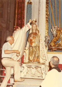 Lucera - Festa patronale 1983 - Mons. Criscito appone la nuova corona sul Capo della Statua dell'Assunta Beata Vergine Maria Patrona di Lucera- Foto dii Franco Cetola