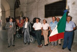 Lucera - Festa del 2 giugno1988 - Iliceto Raffaele il primo a sinistra con altri Bersaglieri nell'atrio di Palazzo Mozzagrugno