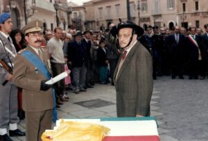 Lucera - Festa delle Forze Armate e del Combattente 1990 - Ten. Col. Antonio Iliceto consegna l'attestato di Benemerenza a Raffaele Iliceto